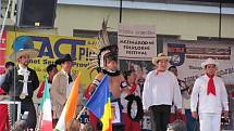 V předpremiéře    se na dobrušském náměstí představily tři taneční soubory reprezentující tři světové kontinenty.