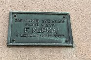 Budoucí muzeum. Na domě, kde žili Kupkovi v Dobrušce, je pamětní deska.