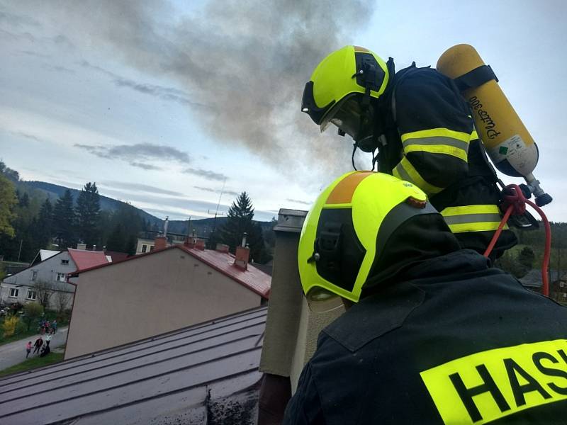 Hasiči při požáru bytovky evakuovali jedenáct osob.