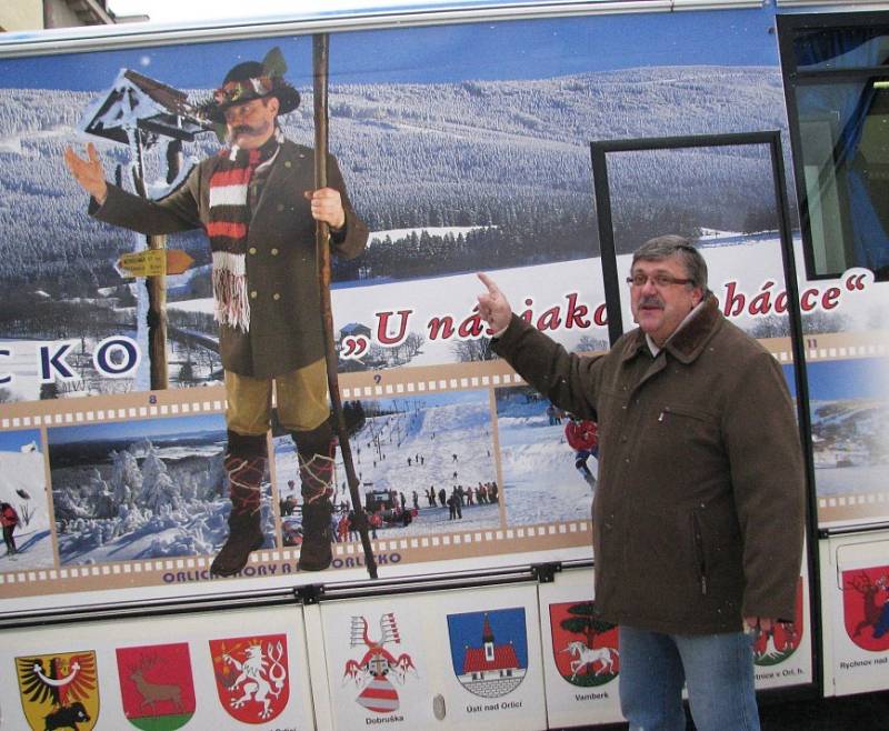 Místostarosta Miroslav Richter ukazuje Rampušáka na Infobusu