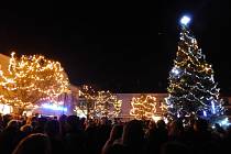 Vánoční strom na náměstí F. L. Věka v Dobrušce.