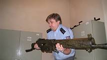 Poručík Petr Kopecký, vedoucí rychnovského oddělení služby pro zbraně a bezpečnostní materiál ukazuje zatím poslední odevzdané nelegálně držené zbraně, které v rámci letošní amnestie, lidé odevzdal.