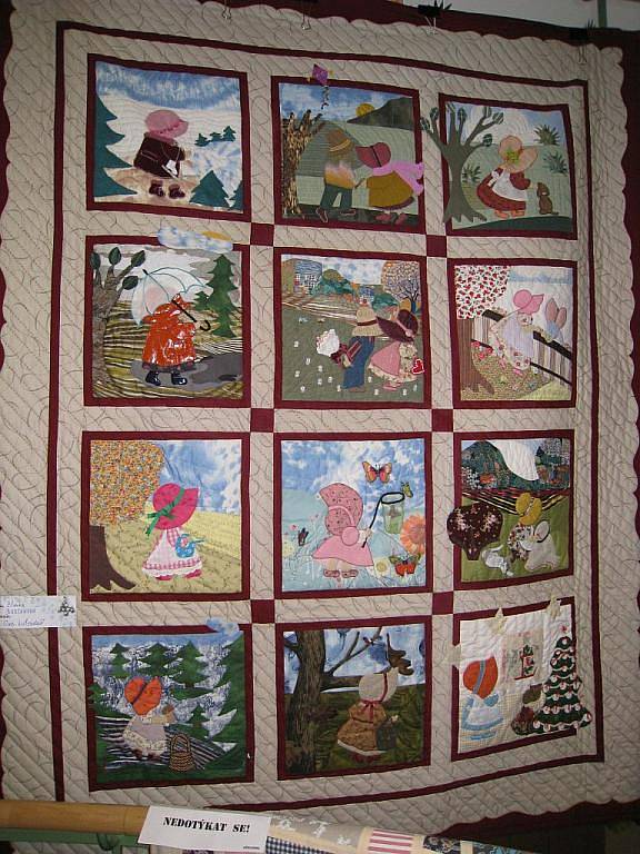 Vedoucí základních a speciálních kurzů Patchwork Anna Nosková z Lipovky vystavuje v rychnovské Základní škole Javornická práce svých absolventů z Královéhradeckého a Pardubického kraje.   