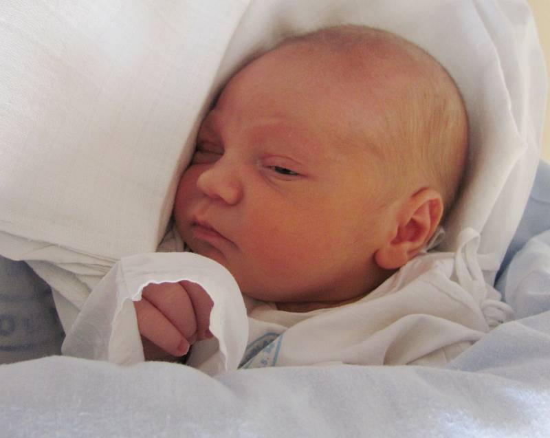 PATRIK OPOČENSKÝ se narodil 9. dubna v 15.57 hodin s váhou 3,5 kg a délkou 49 cm. Rodiče Inna Panova a Lukáš Opočenský bydlí v Rychnově. Tatínek to u porodu zvládl výborně.