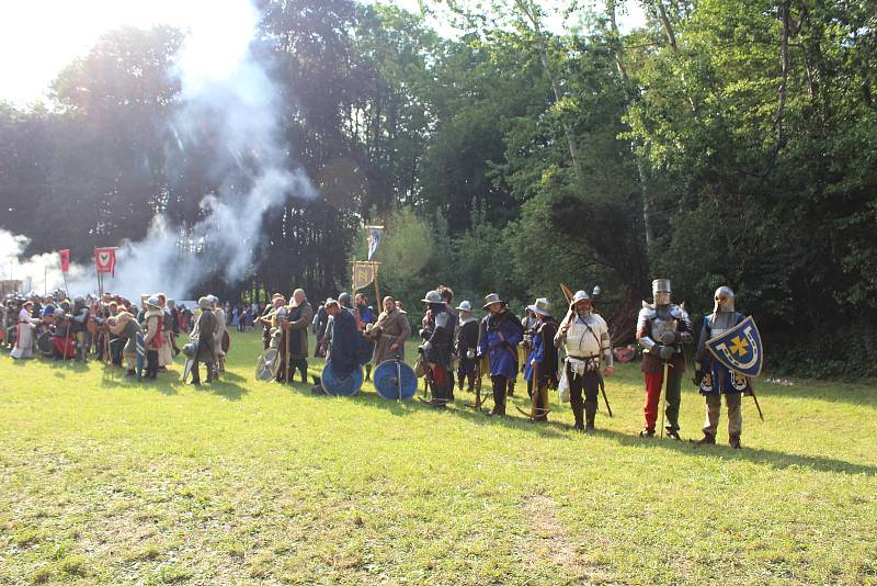 Do Kvasin na slavnosti se sjely stovky členů spolků historického šermu, aby se ukázaly i v boji.