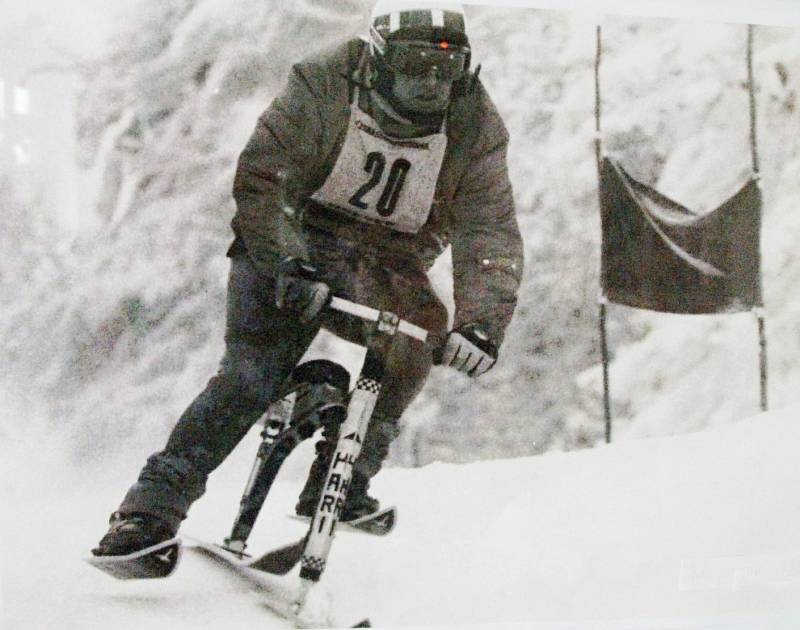 Miloš Tribula v sedle rakouského závodního speciálu Hari na trati obřího slalomu v roce 1971. 