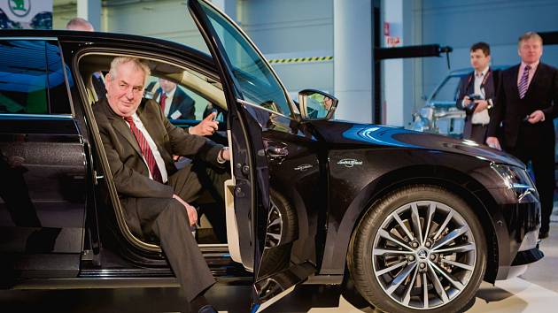 MILOŠ ZEMAN NA NÁVŠTĚVĚ v automobilovém závodu v Kvasinách, kde si vyzkoušel jízdu v novém superbu.