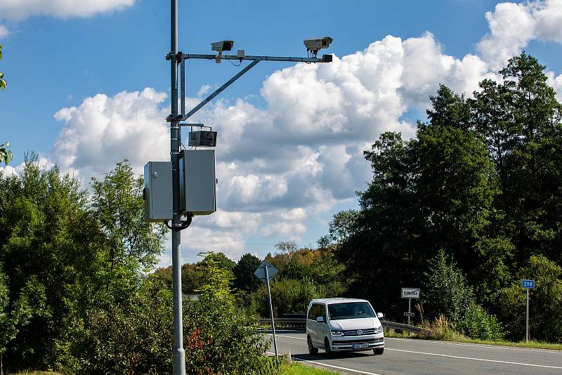 Radary v Dobrušce fungují teprve pár měsíců pokuta už přisla stovkám řidičů, město již vybralo miliony na pokutách, a kvuli četnosti porušení předpisů musela najmout další zaměstnance a radary nechat puštěné jen tri dny v týdnu.