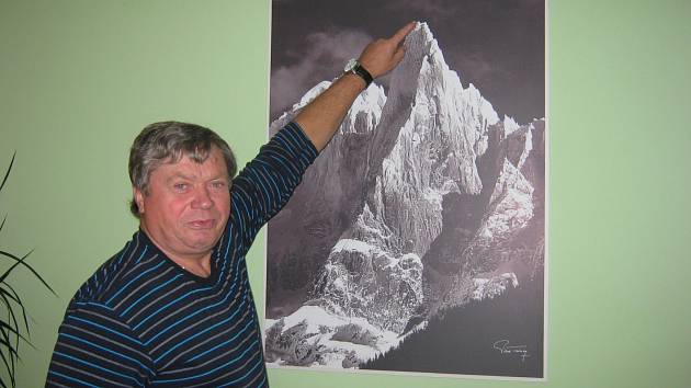 TADY JSEM BYL. Jiří Švejda před snímkem hory Aiguille du Dru (3754 m), na kterou vylezl.