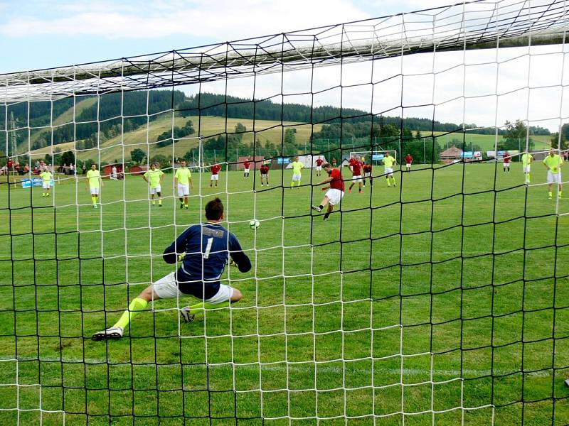 Fotbalová exhibice: Old stars Deštné v Orl. h. - Stará garda AC Sparta Praha.