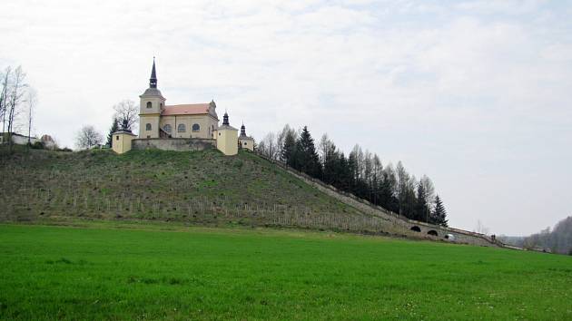 KOSTEL Panny Marie Bolestné se tyčí na kopci Homol. Vede k němu  majestátní kamenné schodiště se sochařskou výzdobou. Poutníci při cestě nahoru napočítají 153 schodů, které dělí 16 odpočívadel. 