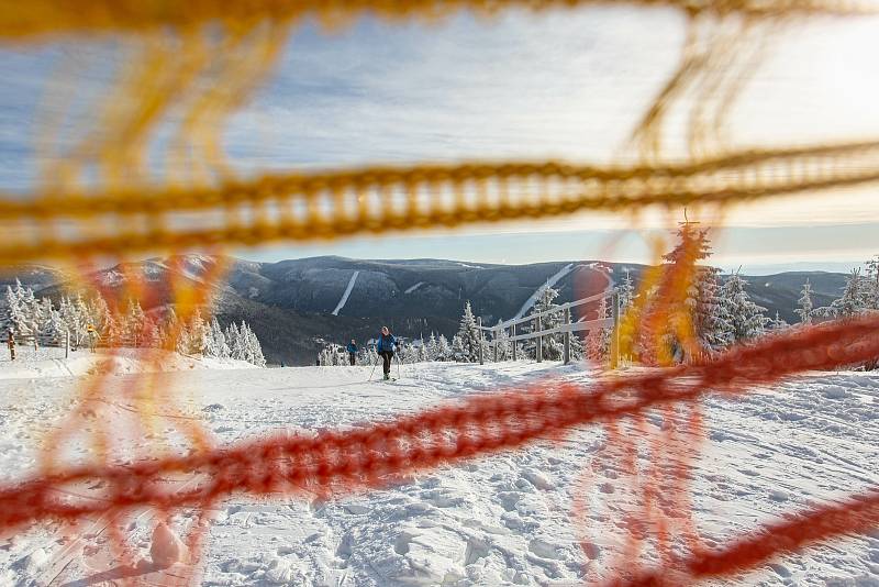 Skialpinisté v Krkonoších a Orlických horách.