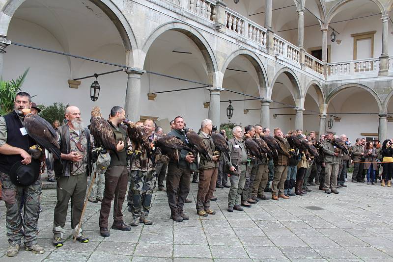 Ze zahájení Národního sokolnického setkání v Opočně s mezinárodní účastí