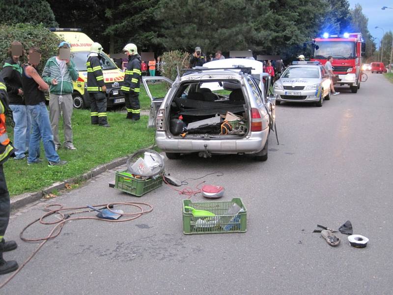 Unikající plyn z propanbutanové lahve způsobil výbuch v osobním autě
