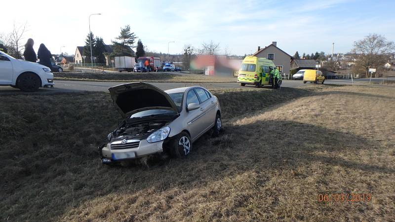 Dopravní nehoda dvou osobních automobilů v Rychnově nad Kněžnou.