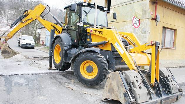 ČETNÁ MÍSTA V KATASTRU MĚST BOROHRÁDEK A DOBRUŠKA obsadí v letošním roce stavební technika. Za cenu jistých omezení se občané mohou těšit na zkvalitnění svého prostředí. Projít se budou moci po nových chodnících a obnovené sítě předejdou možným poruchám. 