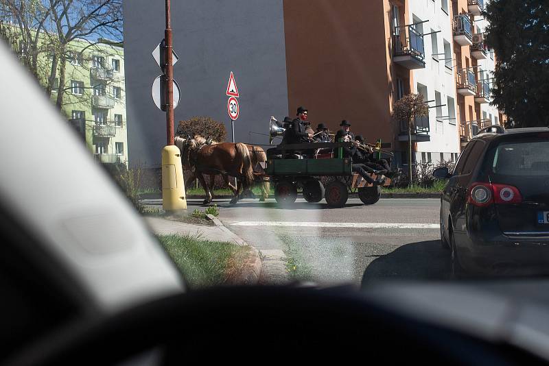 Skupina Black Burinos projela Rychnovem nad Kněžnou, v době karantény tak zahrála občanům z pojízdného pódia.