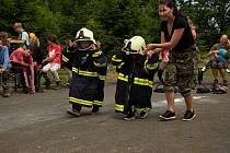 Profesionální hasiči připravili hasičskou bojovku, a že to dětem šlo! Jen do zásahových kabátů nám musí trochu dorůst...