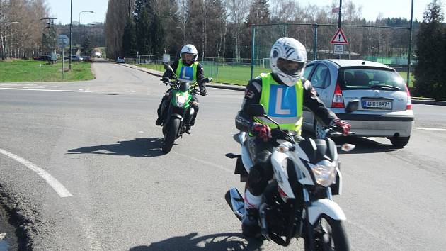 Podle nové vyhlášky ministerstva dopravy  může učitel doprovázet žáka-motorkáře na druhém motocyklu nebo v autě). Výcvik je možný rovněž na speciální motorce, kdy učitel je spolujezdcem. 