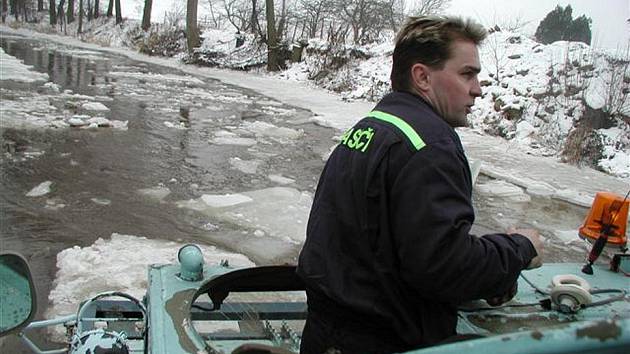 ZÁMĚLSKÝ LEDOBOREC letos na řeku ještě nevyjel. Snad jej nebude zapotřebí.