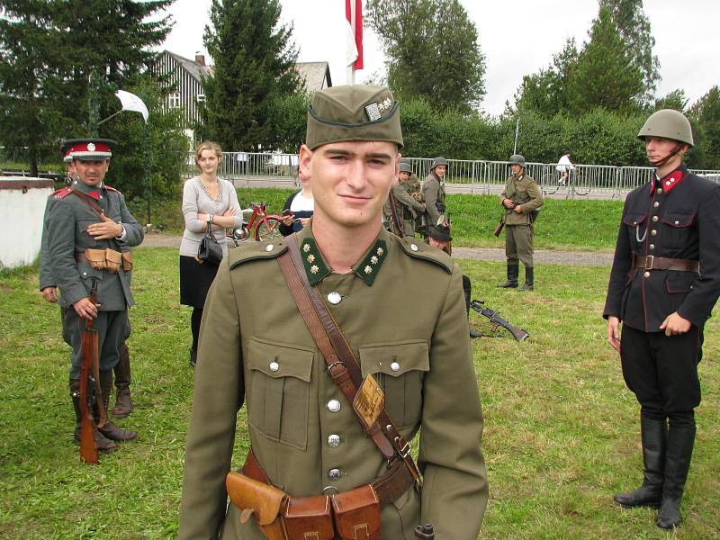 KONÍČEK NA CELÝ ŽIVOT. Marek Řízek se dostal k vojenské historii přes svého otce. Doma má již několik uniforem, které využívá při dobových akcích. 