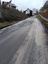 Silně posolený úsek silnice v Hraštickém kopci u Skuhrova.