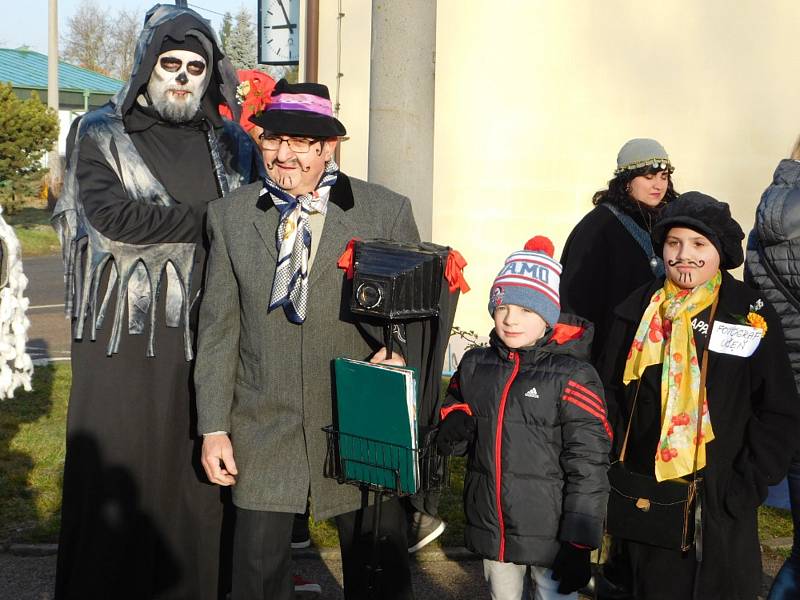 Do masopustního průvodu v Přepychách vyrážejí všechny generace.