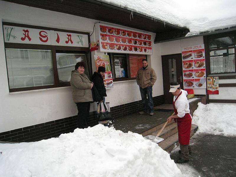 Šéfkuchař z rychnovského Asia bistra David Hoang z Vietnamu viděl sníh poprvé až v Česku. Teď ho odhazuje každý den.