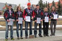 SKUHROVŠTÍ MEDALISTÉ – zleva: Petr Remeš, Kristýna Holíková, Karel Píč, Josef Šabata, Hana Remešová a Šárka Jirásková