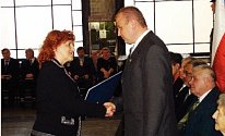 VYZNAMENÁNÍ. Starosta Opočna Štěpán Jelínek přijímá z rukou ministryně obrany Vlasty Parkanové vyznamenání Zlatá lípa in memoriam Františku Kupkovi.