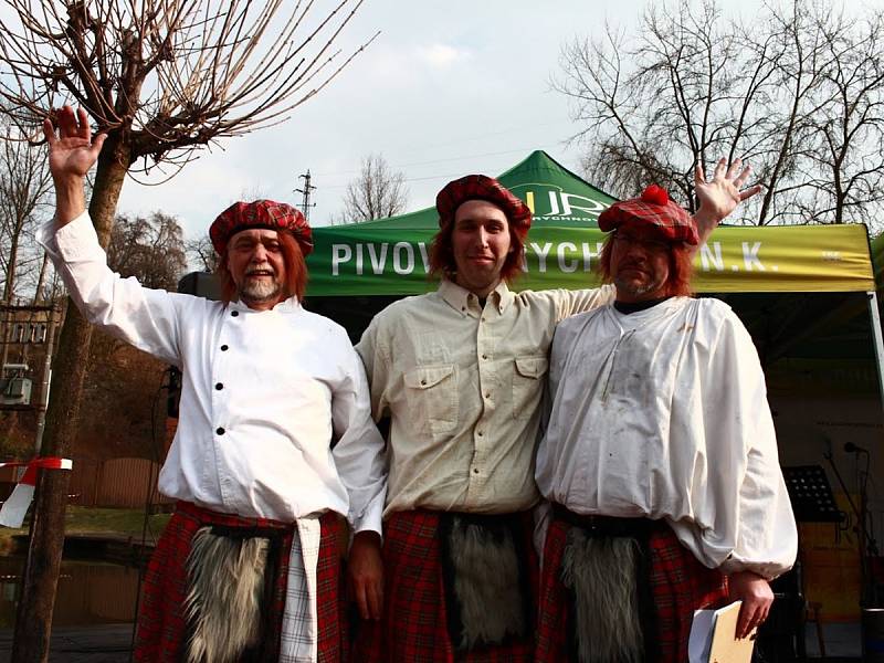 V pivovaru se vařil i kotlíkový guláš, soutěžilo se ostošest.