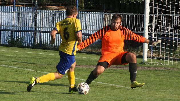 Fotbalisté Starého Města (žluté dresy) doma zvítězili nad Uherským Ostrohem přesvědčivě 7:2.