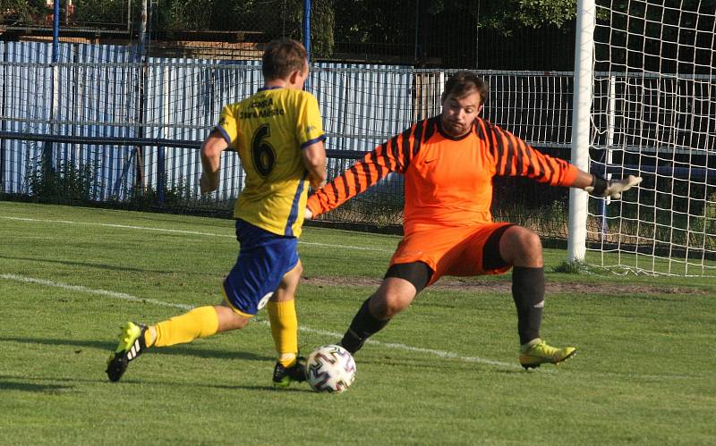 Fotbalisté Starého Města (žluté dresy) doma zvítězili nad Uherským Ostrohem přesvědčivě 7:2.