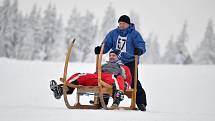 NETRADIČNÍ ZIMNÍ SPORTY.  Na horách se jezdilo na saních i na historických lyžích. 