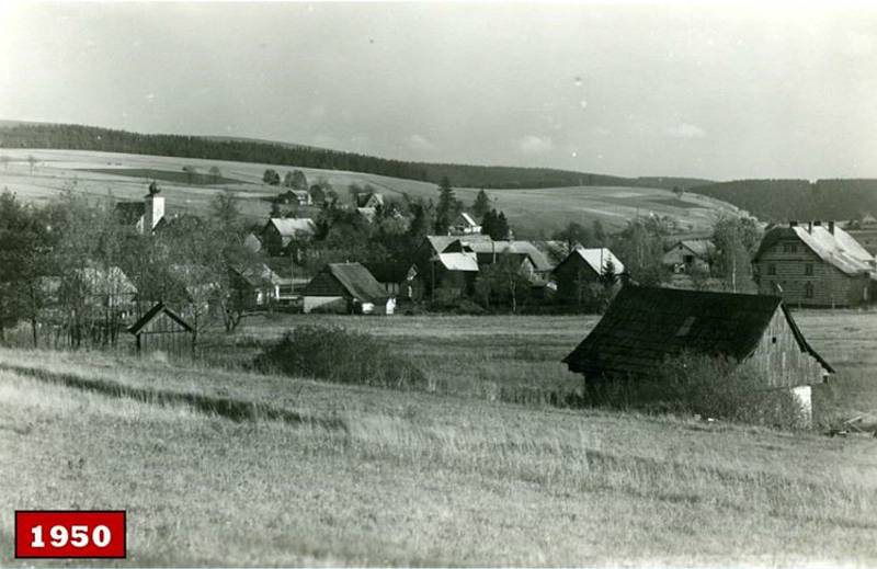 PŘIPOMENEME SI malebná historická místa v Orlických horách. Na snímku se nachází pohled od malé vodní nádrže pod kostelem svatého Jana Křtitele směrem na Bartošovice.