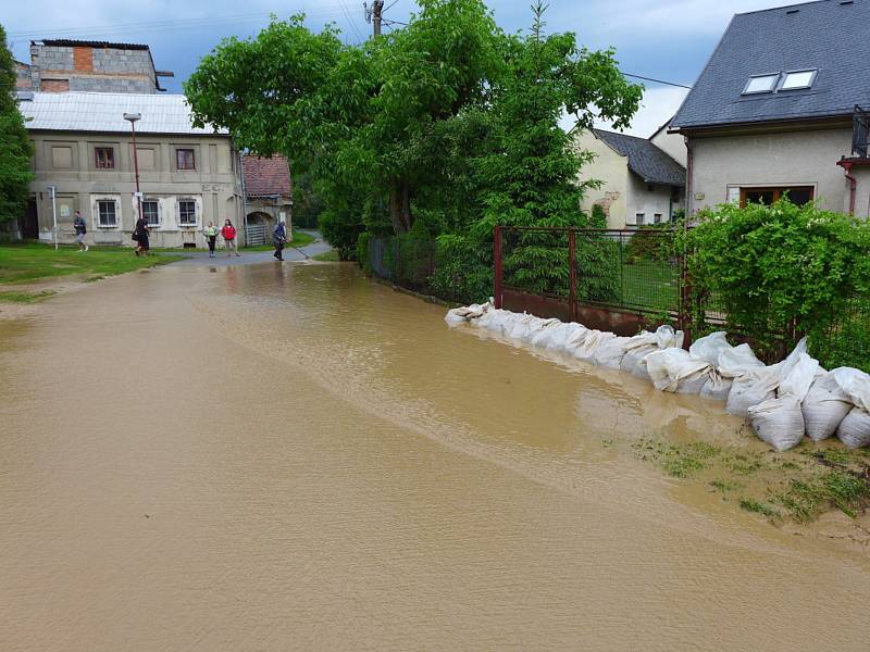 Voda se valila Dřízeňským údolím a obcí Přepychy. Pomáhali hasiči i dobrovolníci.