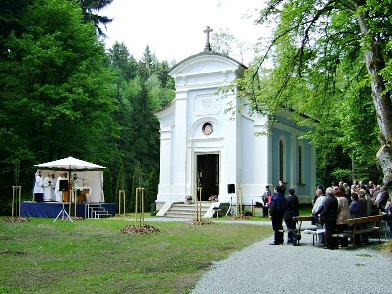 KVĚTNOVÁ MŠE před kaplí Panny Marie Lurdské v Dříznech.