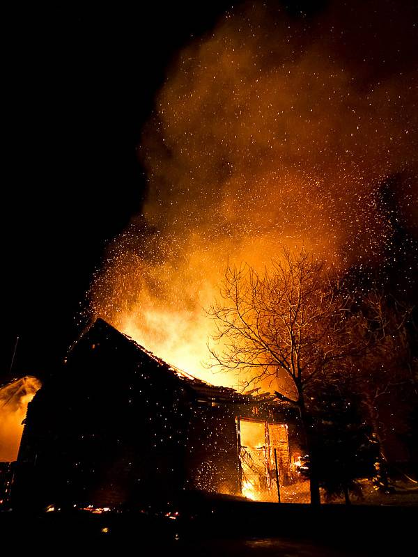 Noční požár stodoly s dílnou způsobil škodu za pět milionů