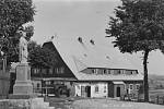 Tento historický objekt je již od nepaměti provozován jako zájezdní hostinec. Do roku 1948 se nazýval Gathaus Müller, u Bursíků, do roku 1992 Horská chata Říčky a nyní Horská usedlost Devětsil. Fotografie pochází z roku 1943.