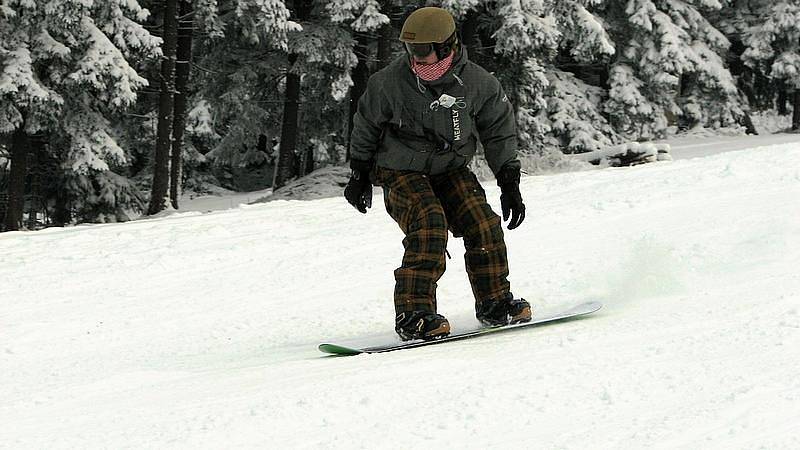 Silný mráz, vítr ani mlha neodradily první lyžaře, kteří nedočkavě čekali na první spuštění vleků.