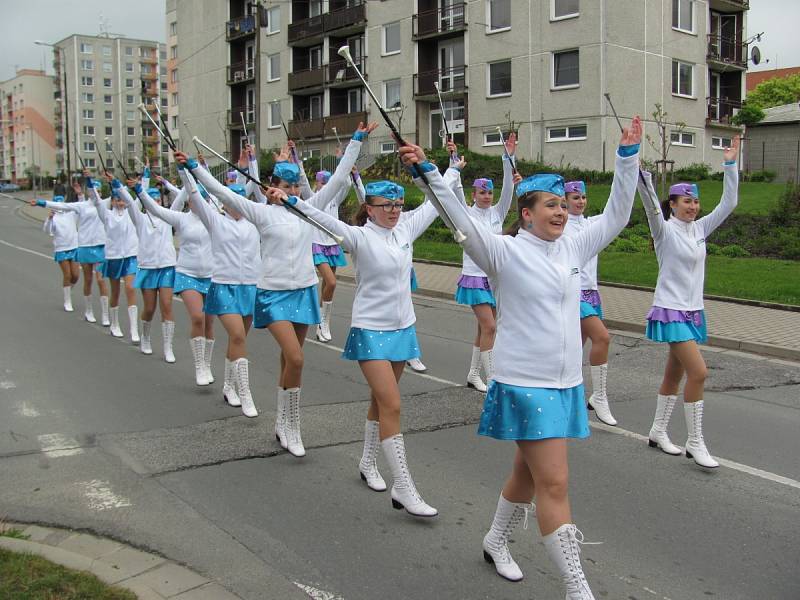 Majáles zahájily mažoretky z Dobrušky, které šly průvodem přes celé město. Hrál jim k tomu bubeník. 