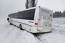 Hasiči vyprošťovali i autobusy. Jeden zapadl ve sněhu v Deštném v Orlických horách, druhý u Slatiny nad Zdobnicí.