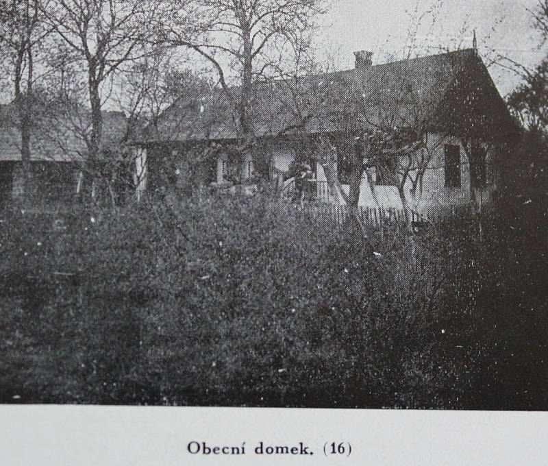 Obecní domek na historickém snímku z Průvodce potštýnským zátiším a okolím.