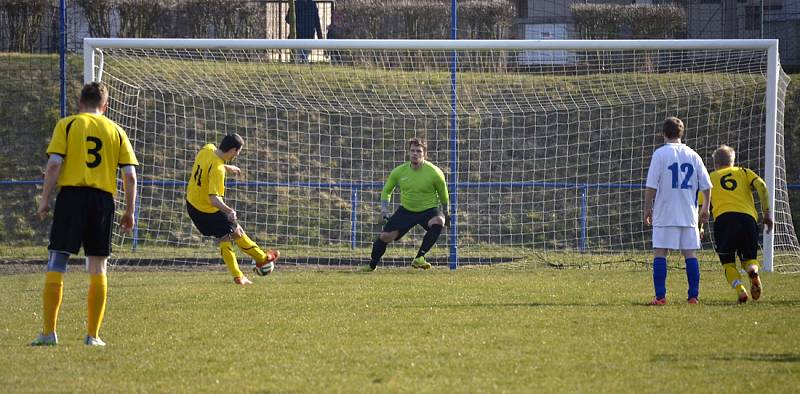 Kostelečtí fotbalisté (v bílém) v jarní premiéře remizovali s Vysokou 1:1, v penaltovém rozstřelu uspěli hosté.