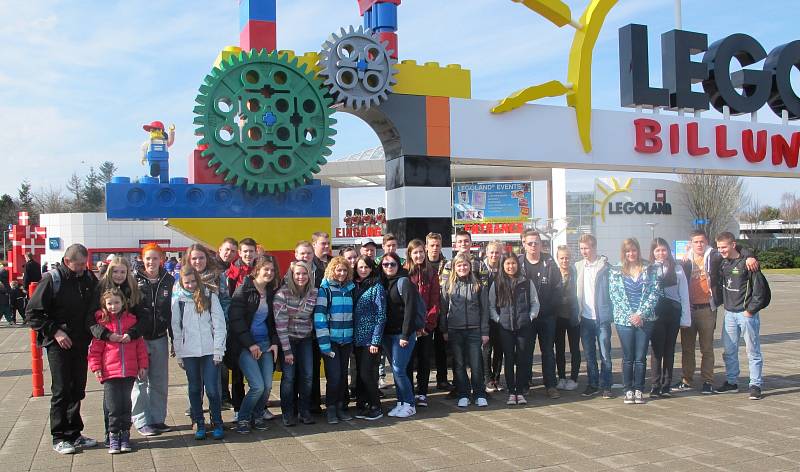 Šestnáct kurážných studentů Obchodní akademie TGM v Kostelci nad Orlicí se rozhodlo podniknout cestu na daleký sever, až do Dánska. 