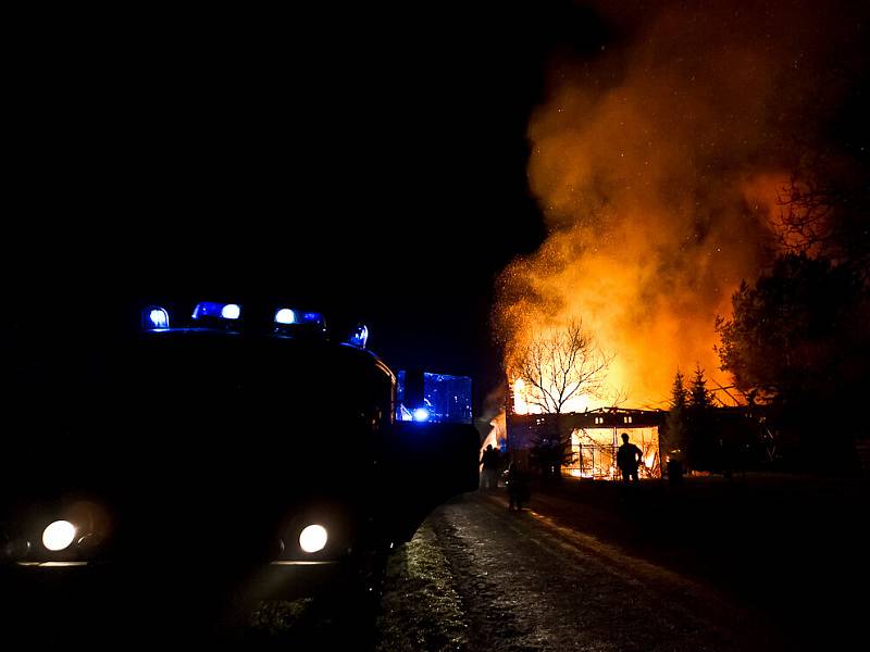 Noční požár stodoly s dílnou způsobil škodu za pět milionů