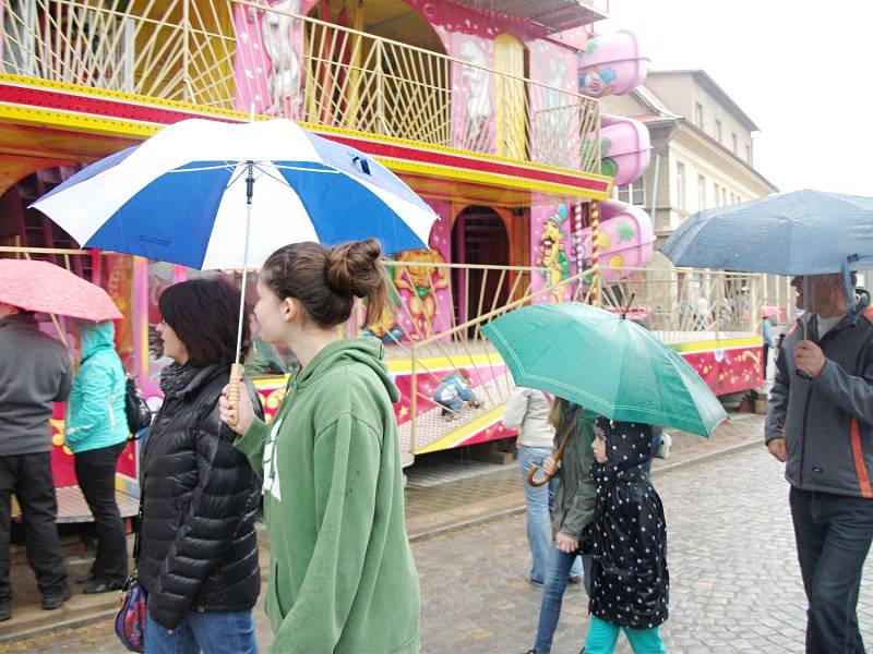 Ve znamení deštníků nad hlavami návštěvníků probíhalo letošní pouťové veselí v Potštejně.