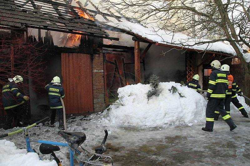 Stodola u rodinného domku shořela ve čtvrtek dopoledne v Nové Vsi u Albrechtic nad Orlicí.