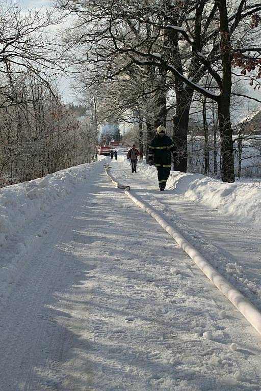 Stodola u rodinného domku shořela ve čtvrtek dopoledne v Nové Vsi u Albrechtic nad Orlicí.