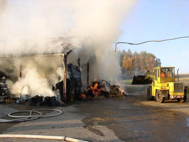 Rybná nad Zdobnicí: Požár přístřešku slámy u objektu odchovny býků.